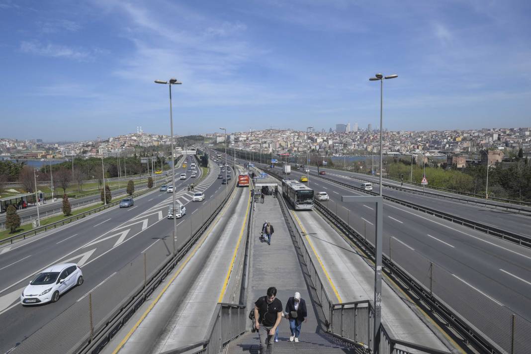 İstanbul'da seçim trafiği! Yollar boş kaldı. Yoğunluk 8’e düştü 11